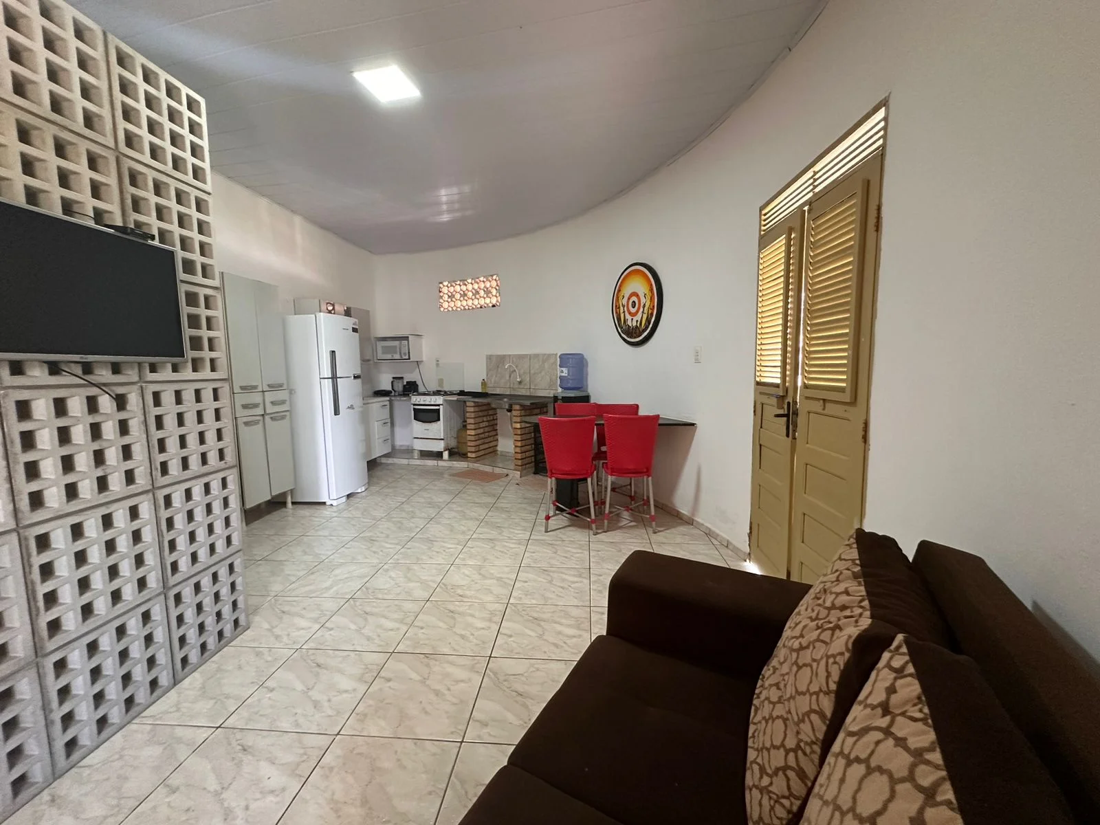 Chalé Família com ventilador - sala e cozinha